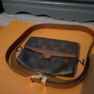 LOUIS VUITTON POCHETTE
